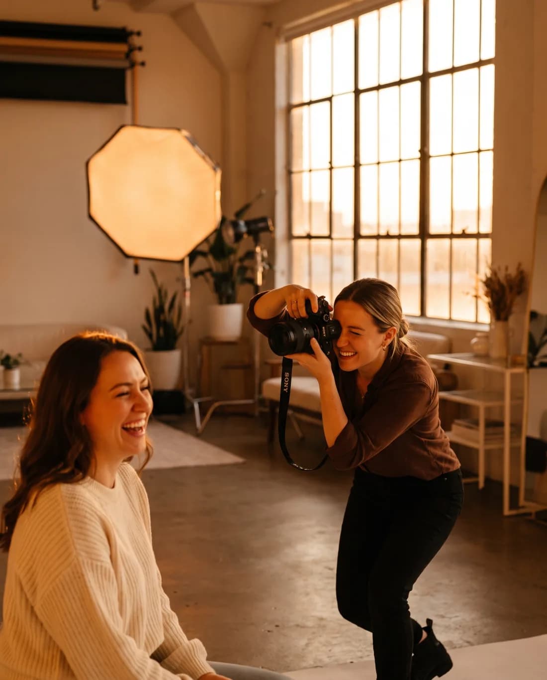 Fotógrafa fotografando uma cliente em um estúdio
